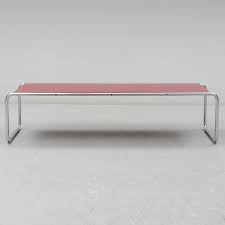 The top is finished in white, black or red laminate and can be layered with the collection's side table (sold separately). Marcel Breuer Laccio Coffee Table Knoll Bukowskis