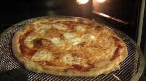 Cuoci la pizza direttamente sulla griglia del forno. Ricetta La Pizza Fatta In Casa Come In Pizzeria Pizza It
