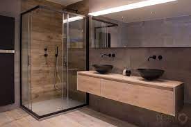 moderne maatwerk badkamer met kerlite tegels met houtlook op de vloer wat een uniek effect idee salle de bain amenagement salle de bain salle de bains moderne