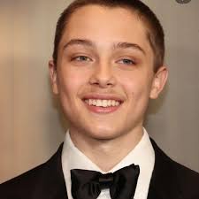 DNA poderoso! Knox Jolie-Pitt, filho de Angelina Jolie e Brad Pitt, fez sua  primeira aparição em um tapete vermelho em três anos ao acompanhar a mãe na  cerimônia do Governor's Awards, realizada