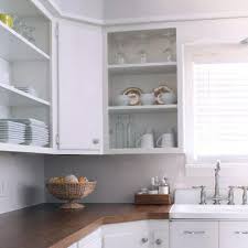 Retirer Les Portes D Armoires Enlever Les Portes Des Armoires Hautes Et Tapisser Le Fond De Papier Peint Ou Y Appliquer Une Peinture De Home Decor Kitchen Home