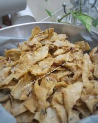 Ambilah sedikit adonan, lalu bulatkan dengan diameter kurang lebih 7 cm, giling dengan cetakan kue bawang atau ampia dengan tebal sesuai selera. Keripik Bawang Kue Bawang Tanpa Telur Utamisubowo