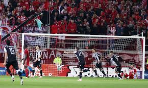 Με το γκολ του εντίνιο στο 20' ο παοκ πήρε σπουδαία νίκη στο καραϊσκάκη και έπιασε τον ολυμπιακό στη δεύτερη θέση, 8 πόντους πίσω από τον παναθηναϊκό. Olympiakos Paok 0 1 Diplo Titloy Me Syntagh Aek Photos Onsports Gr