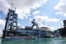 The canal offers watercraft a more direct route between the north atlantic and northern indian oceans via the mediterranean and red seas, thus avoiding the south atlantic and southern indian oceans. Hxxvo4cidnmdvm