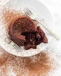 Kuchen jedoch ist eine diva und nimmt es übel, wenn ihm öl statt milch hinzugefügt oder einfach rumpelstilzchen kuchen verschränkt bockig die arme vor dem runden bäuchlein und sagt „was? Ultimativer Lava Cake Vegan Avobelle