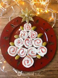 Le ricette di antipasti sono fondamentali per la nostra cucina, perché rappresentano le prime portate che vengono servite durante un pranzo, una cena o un aperitivo. Albero Di Tartine Al Salmone Antipasto Di Natale Ricette Al Volo