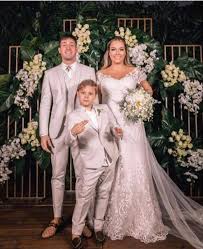 Cerca tra 274 milioni di foto stock royalty free, file vettoriali creativi in eps e video stock hd. Neymar Nao Comparece Ao Casamento Da Ex Carol Dantas Mas Deixa Recado Na Web Para Os Noivos Fabia Oliveira O Dia