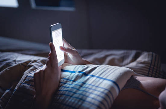 1,300+ Woman Texting In Bed Dark Stock Photos, Pictures & Royalty-Free Images - iStock