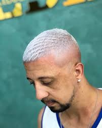 Em cabelo curto também fica bom ❄️ Trabalho realizado pelo nosso  colaborador Fernando #barber #barbershop #barbearia #platinado #nevou