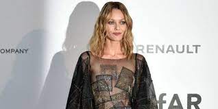 Maybe you would like to learn more about one of these? Photos Vanessa Paradis Et Alessandra Ambrosio En Robe Transparente Pour La Soiree Caritative Amfar A Cannes Le Huffpost