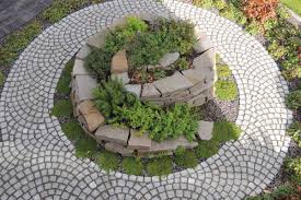 Krauterspirale Aus Grauwacke Bruchsteinen Natursteinpflaster Verlegen Natursteine Garten Gartenprodukte