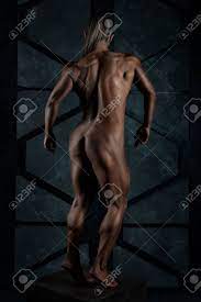 Der Nackte Körper Der Frau Bodybuilder, Schöne Muskeln Auf Der Rückseite.  Lizenzfreie Fotos, Bilder Und Stock Fotografie. Image 63911105.