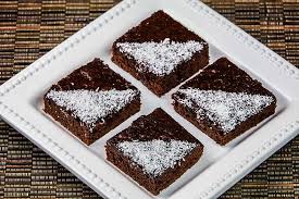 200 g raftul bunicii făină 000 1 linguriță bicarbonat 1 vârf de cuțit de sare ciocolata trebuie să fie topita la bain marie cu 2 linguri de apă și să fie amestecată în aluat până obțineți o compoziție moale și pufoasă. Reteta De Negresa Cu Gem Depozitul De Retete