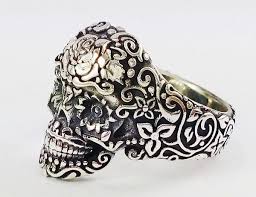 Les bagues tête de mort se portent à votre doigt pour défier la faucheuse ! Les Bijoux Tete De Mort