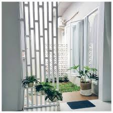 Variasi pot tanah liat berwarna merah juga bisa kamu tempatkan di taman rumah minimalis. Taman Minimalis Dalam Rumah Desain Interior Interior Desain