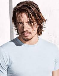 Modele coiffure homme coiffure homme tendance cheveux mi long homme visage carre coiffure homme court coiffeurs pour coiffure pour homme : La Coupe Mi Longue Lisse Coupes Homme Les Tendances Du Printemps Ete 2019 Coiffure Homme Cheveux Mi Longs Coiffure Homme Long Coiffure Homme Mi Long