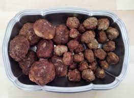 In una ciotolina lavora la carne macinata con l'aglio e il prezzemolo tritato, aggiungi le. Polpette Fritte Napoletane Morbide Dentro E Croccanti Fuori Estroso Creazioni