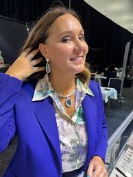 Editors in the house plz wear me necklaces 😂🥰🌚