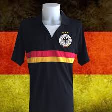 O caimento padrão da camisa 1 da alemanha é ideal para o estilo urbano. Camisa Retro Alemanha Preta Gola V