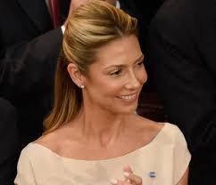 Además, el experto dice que no se trata de un movimiento reflexivo. El Look Ladylike De Fabiola Yanez En La Ceremonia De Traspaso De Poder De Alberto Fernandez Para Ti