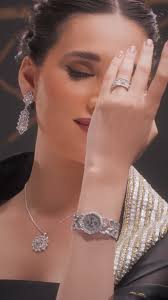 التألق في الليل مع الرموز الأبدية من بوتشيلاتي، المصممة لأولئك الذين يقدرون  الجمال الذي يتجاوز الزمن. اكتشفواجاذبية ابداعات الدار في بوتيك بوتشيلاتي في  پلاس ڤاندوم, 0097444428555, ...