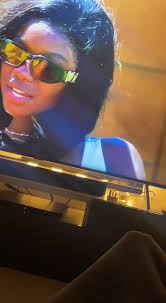 Still no one's told her about that glue line then 🥴🙄👀.. why is no o...