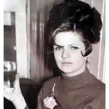 Annette Llewellyn's Instagram, Twitter & Facebook