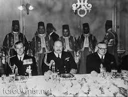 أعلن قصر باكنغهام، الجمعة، أن زوج الملكة البريطانية إليزابيث الثانية الأمير فيليب، قد فارق الحياة عن عمر يناهز 99 عام. Ø§Ù„Ù…Ù„Ùƒ ÙØ§Ø±ÙˆÙ‚ Ø§Ù„Ø£ÙˆÙ„ ÙˆØ¥Ù„Ù‰ ÙŠÙ…ÙŠÙ†Ù‡ Ø§Ù„Ø£Ù…ÙŠØ± ÙÙŠÙ„ÙŠØ¨ Ø¯ÙˆÙ‚ Ø¥Ø¯Ù†Ø¨Ø±Ù‡ Ø²ÙˆØ¬ Ø§Ù„Ù…Ù„ÙƒÙ‡ Ø§Ù„ÙŠØ²Ø§Ø¨ÙŠØ« Ø§Ù„Ø«Ø§Ù†ÙŠÙ‡ ÙˆØ¥Ù„Ù‰ ÙŠØ³Ø§Ø±Ù‡ Ø§Ù„Ø³ÙŠØ§Ø³ÙŠ Ø§Ù„Ø¨Ø±ÙŠØ·Ø§Ù†ÙŠ Ù… Ancient Egypt History Egypt History Old Egypt