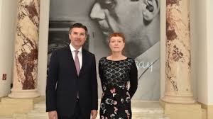 Die bank austria, mitglied der führenden europäischen bankengruppe unicredit group, ist der klare marktführer im österreichischen bankgeschäft. Bank Austria Kunstforum Wien Zeigt Den Ganzen Man Ray Bild Leisure Communications Pressebereich