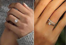 Hanya diharamkan (atau dimakruhkan menurut sebagian ulama) jika menggunakan cincin di jari telunjuk dan jari hukum memakai cincin kawin/cincin pertunangan. Inilah Perbedaan Cincin Pernikahan Dan Pertunangan Weddingku Com