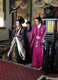 1980年代初开始拍摄电视剧，1984年潘迎紫因主演 中视 古装连续剧《 神雕侠侣 》而打开在台湾的知名度，1985年的《 一代女皇 》而使她如日中天， 武则天 成了她主要的形象，直到今日，观众对她最有印象的仍. æ½˜è¿Žç´«ä¸ºä»€ä¹ˆä¸è€æ½˜è¿Žç´«æ‹‰çš®ä¸éœ²é¢å¤´ è¥¿è¥¿å¥³äººç½'æ‰‹æœºç‰ˆ
