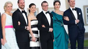 Die haut ist blaß goldgelb, sonnenseits hellviolett bis blaurot gefärbt. Royals Gekronte Verwandte Gala De