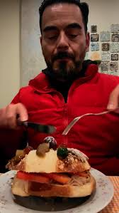 Mini rosca de Reyes rellena con crema de Baileys y fresas. ¡Claro! Con  chocolate caliente.