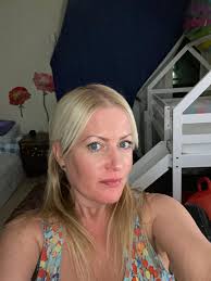 Can someone edit holiday background?