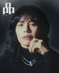 在这个拼流量、博眼球的网络世界，不用什么奇招，蕴含人生哲理的智慧语录最吸引郑惠玉。她说“Knowing things make me  happy”（知识就是快乐）时，脸上挂着一个大大的笑容。, 珠宝 CARTIER @cartier, 摄像 ANDREW GOH @andugo,  时尚总监与造型 JOHNNY KHOO @johnnykhookhoo, 美术指导 IRIS NG ...