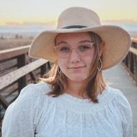 Elizabeth Schwantes's Instagram, Twitter & Facebook