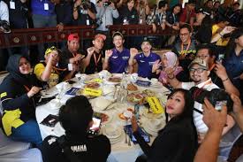 Tapi hujan dan becek tidak membendung antusiasme penggemar. Valentino Rossi Maverick Vinales Sapa Penggemar Indonesia Harianjogja Com