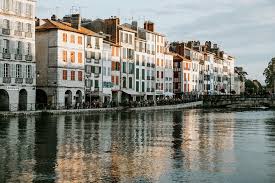 C'est le partage d'un état d'esprit en développant son réseau proche et son chiffre. Bayonne Biarritz And Saint Jean De Luz Private Cultural Adventure Marriott