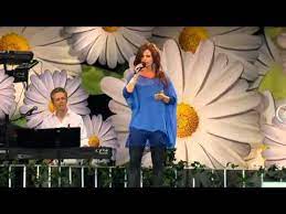 Anna werner hyllar sin stora idol barbara streisand under lotta på liseberg 2017. Carolaimitation Youtube