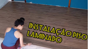 El piso laminado es un piso flotante, es decir este no va pegado al piso, es por ello la gran aceptación del publico y mas para aquellas personas este piso se puede instalar sobre cerámica, loseta o vinil pero no sobre alfombra o piso parquet. Como Instalar Piso Laminado Emcima Do Piso Antigo