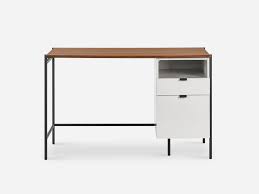 Removing them and creating a minimalist desk allows our mind to better focus on the most important project of the moment: The 14 Best Desks Of 2021