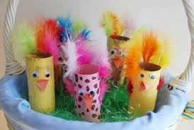 Basteln Mit Kindern Ostern Klopapierrollen Kueken Wackelaugen Bunte Federn Klopapierrollen Basteln Ostern Klopapierrollen Basteln Osternest Basteln