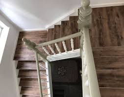 Treppenhaus Im Landhausstil Bekommt Neue Gestaltung In 2020 Wandgestaltung Treppenaufgang Treppe Haus Landhausstil