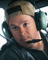 Im neuen Thriller von Mel Gibson spielt Mark Wahlberg mal nicht den Helden,  sondern einen durchgeknallten Fiesling! Mit einem krassen neuen  Haarschnitt. 😱 Seht euch den ersten Trailer von FLIGHT RISK in
