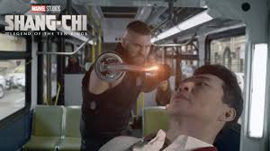 Премьера фильма ожидается в сентябре 2021 года. Telerolik Shan Chi I Legenda Desyati Kolec Obeshaet Vozvyshenie Novogo Marvelovskogo Geroya Yrls