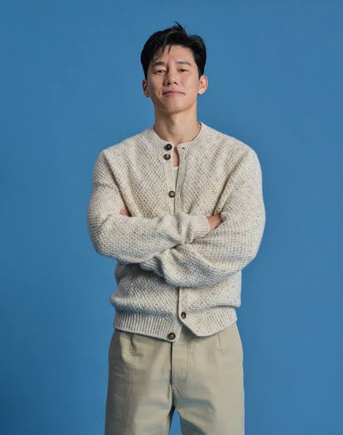 Kim Moo Yul to Hold His First Fan Meeting in 27 Years After Netflix Breakout