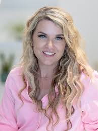 Wanda Hooten's Instagram, Twitter & Facebook