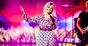 She is the winner of season 10 of the german music competition deutschland sucht den superstar. Beatrice Egli Virtuell Treffen Und Kleid Aus Ihrem Video Bekommen