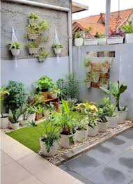 Sudah ratusan purnama mencoba membuat taman di halaman tetapi tidak bisa karena lahan depan rumah terlalu sempit? Trik Menghadirkan Taman Rumah Di Area Sempit Estetis Dan Nggak Monoton Kayak Di Rumah Sakit