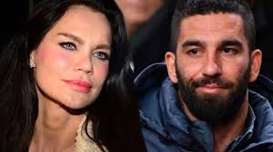 Bu video tamamen eğlence amaçlı yapılmıştır!arda turan ile ebru şallı'nın samimi konuşmaları sızdırıldıebru şallı'nın instagram hesabı. Arda Turan In Instagram Skandallari Gercek Gundem